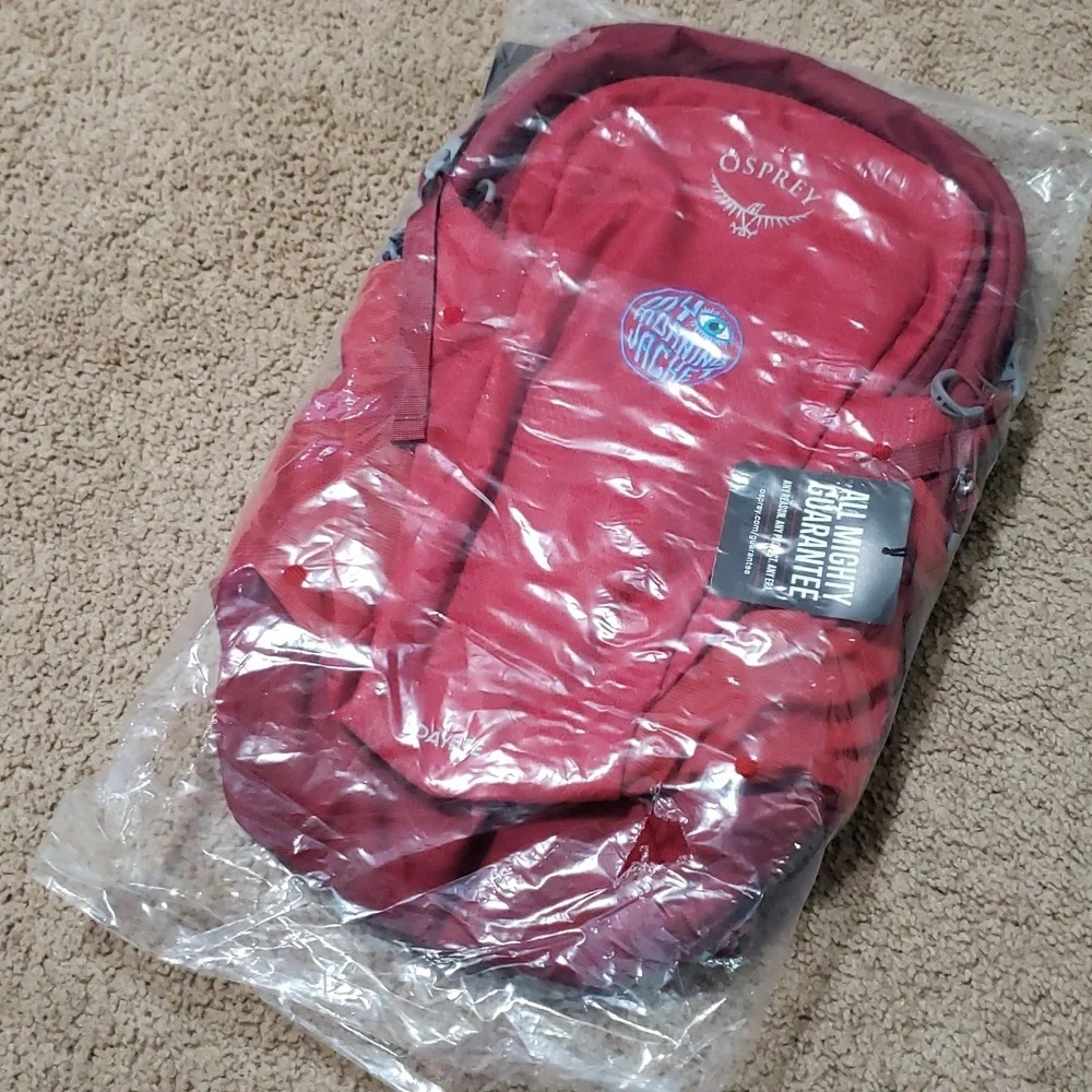 Osprey Cosmic Red Daylite Backpack 13 L NEW NWT $60 - Picture 8 of 9